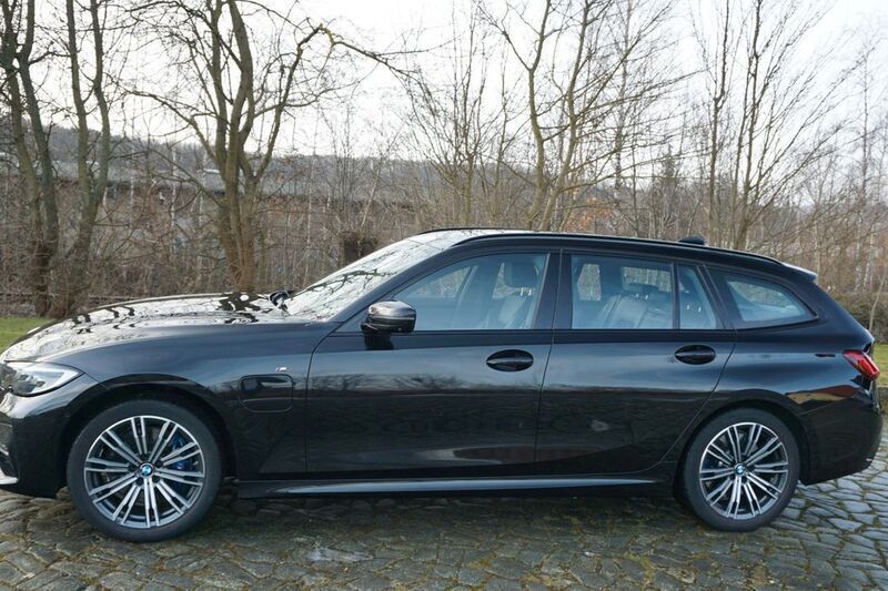 Gebraucht BMW 330e M Sport 184 PS (135 kW) 2020 Black sapphire metallic Kombi