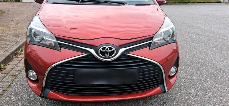 Gebraucht Toyota Yaris 69 PS (50 kW) 2015 Rot Kleinwagen