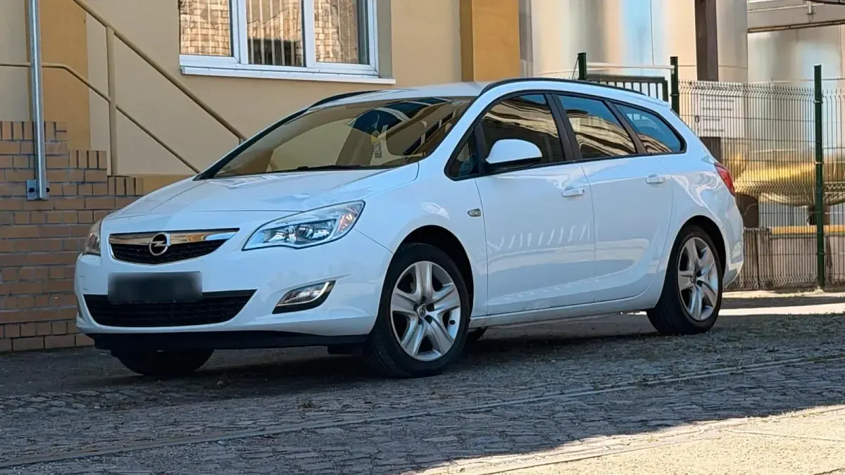 Używany Opel Astra 140 KM (102 kW) 2012 Biały Kombi