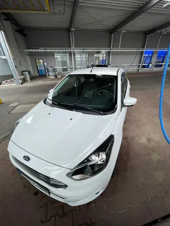 Gebraucht Ford Ka Plus 69 PS (50 kW) 2017 Weiß Kleinwagen