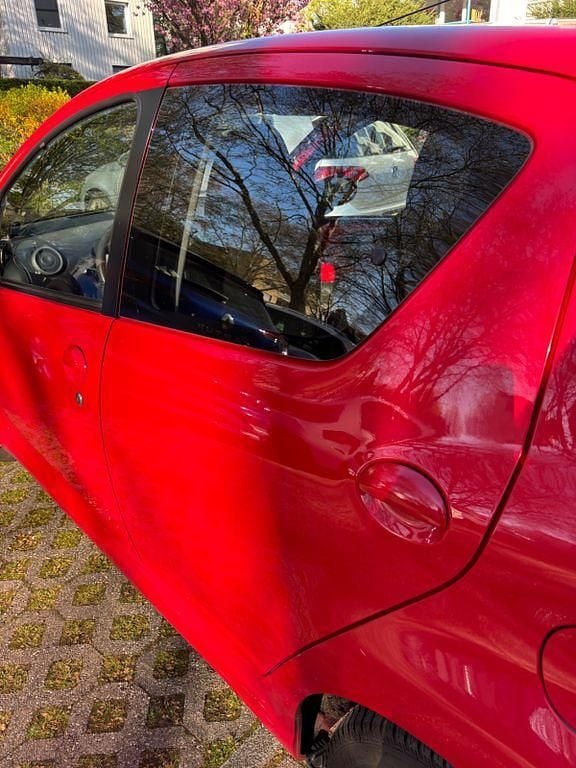 Gebraucht Toyota Aygo Edition 68 PS (50 kW) 2012 Rot Kleinwagen