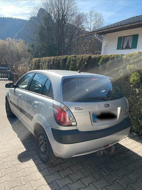 Gebraucht Kia Rio 97 PS (71 kW) 2009 Silber Kleinwagen