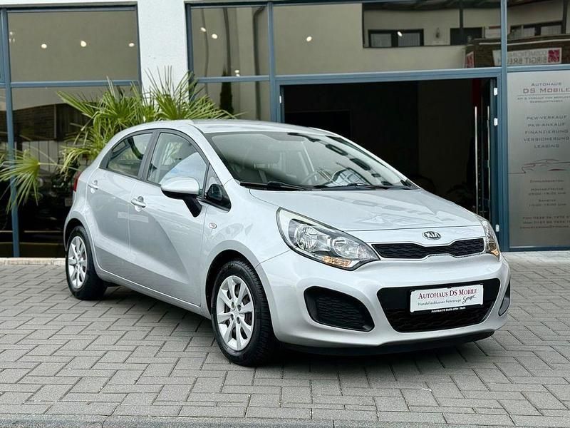 Silber Gebraucht 2015 Kia Rio 4 Limousine | 7.980 € (Fairer Preis) - Bild 1/4