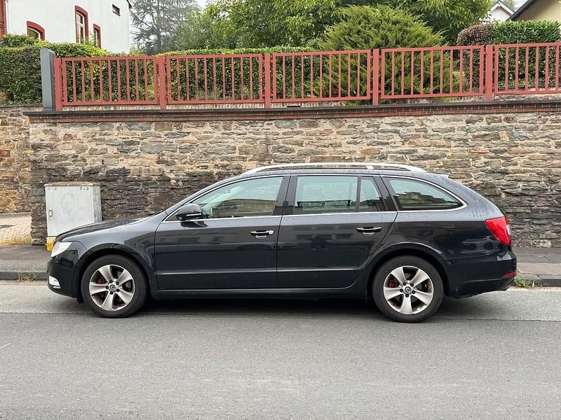 Schwarz Gebraucht 2010 Skoda Superb Kombi | 3.800 € (Superpreis) - Bild 1/4