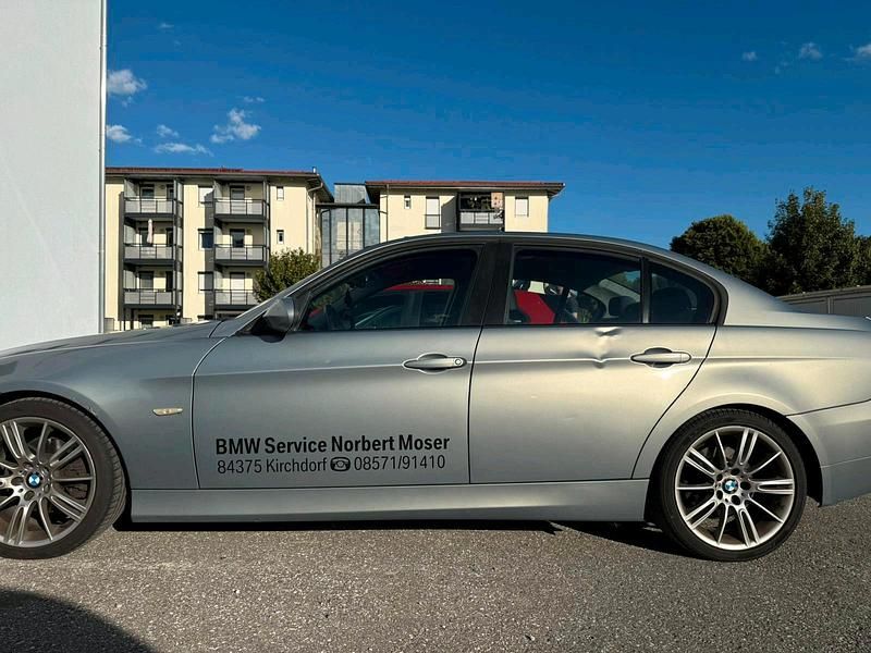 Grau Gebraucht 2005 BMW 320 Limousine | 2.300 € (Superpreis) - Bild 1/4