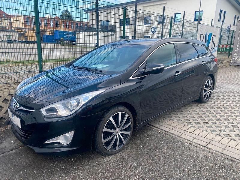 Schwarz Gebraucht 2011 Hyundai i40 Style Kombi | 8.490 € (Fairer Preis) - Bild 1/4