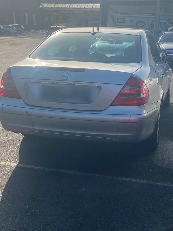 Gebraucht Mercedes E220 150 PS (110 kW) 2003 Silber Limousine