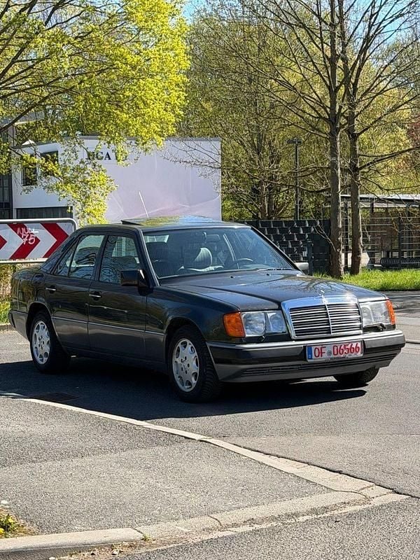 Second-hand Mercedes E320 220 CP (161 kW) 1993 Negru Berlinǎ