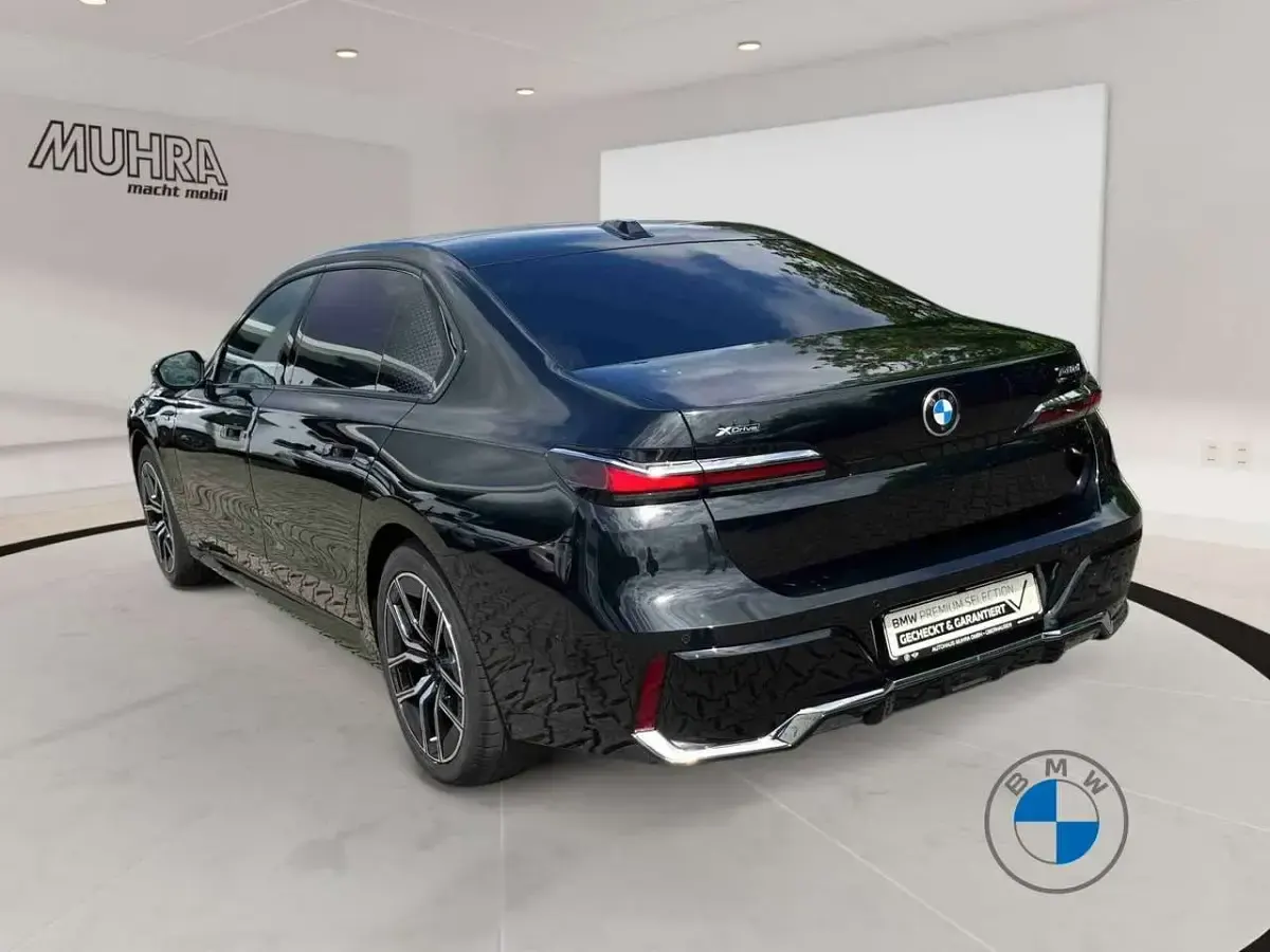 Gebraucht BMW 740 M Sport 299 PS (219 kW) 2025 Black sapphire metallic Limousine