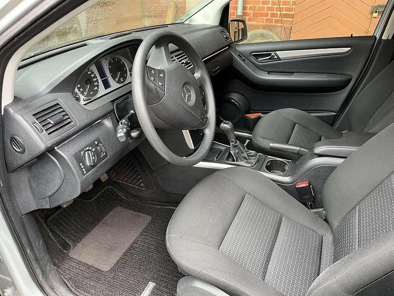 Gebraucht Mercedes B180 116 PS (85 kW) 2010 Grau Van / Kleinbus