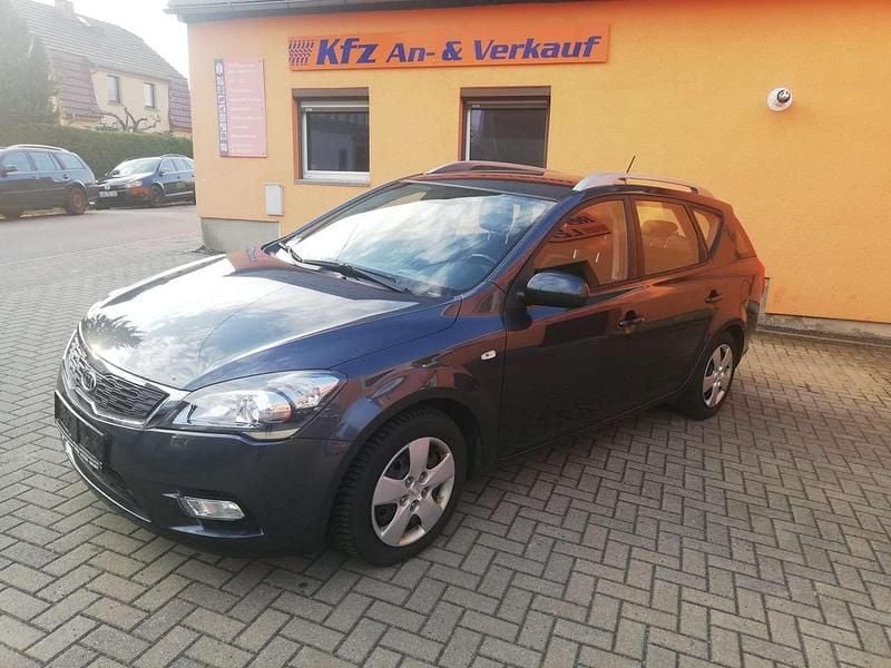 Gebraucht Kia Ceed Sportswagon 116 PS (85 kW) 2011 Gomeragrau met. Kombi