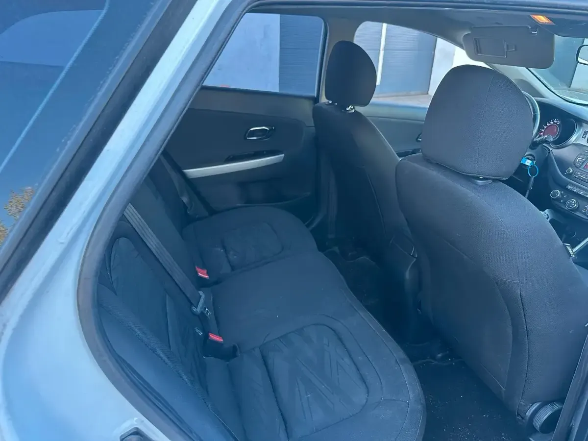Używany Kia Ceed 128 KM (94 kW) 2012 Biały Hatchback