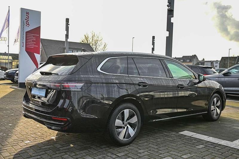 Gebraucht VW Passat Elegance 150 PS (110 kW) 2024 Grenadillschwarz metallic Kombi