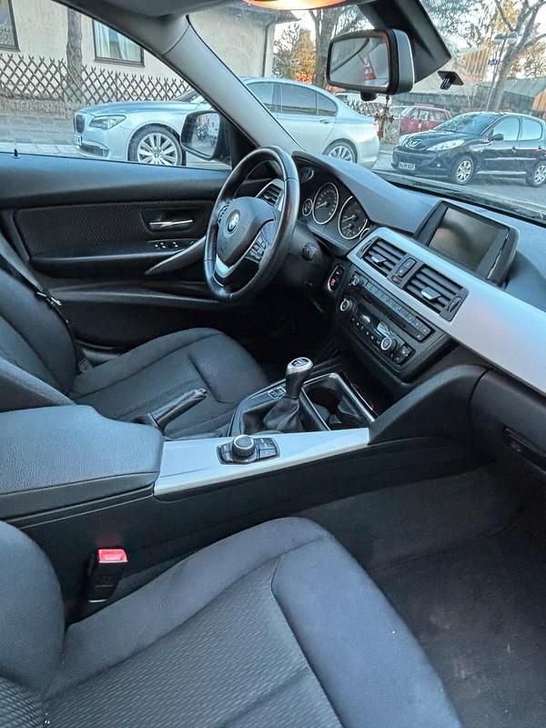 Gebraucht BMW 318 143 PS (105 kW) 2012 Blau Limousine