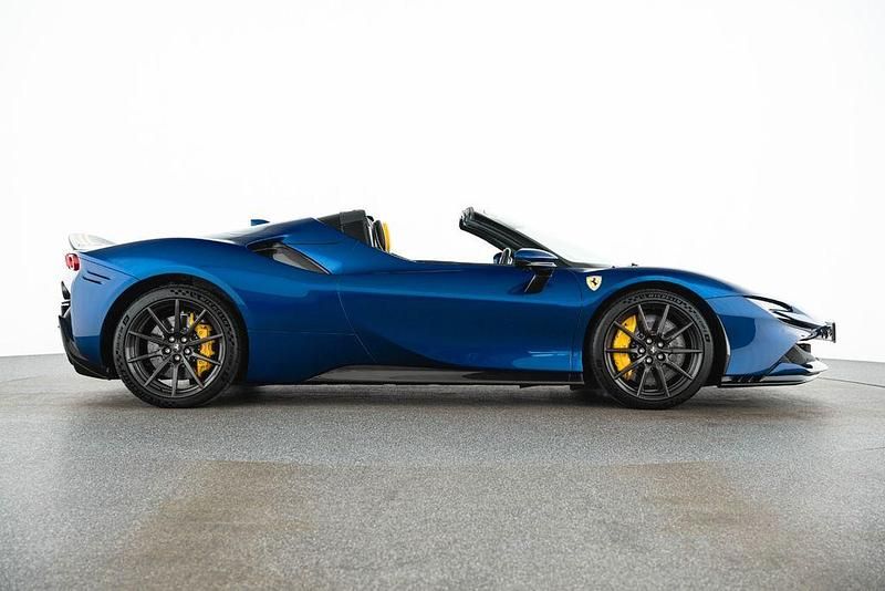Gebraucht Ferrari SF90 780 PS (573 kW) 2024 Blau Cabrio