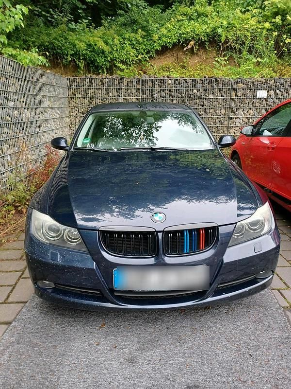 Blau Gebraucht 2006 BMW 320 Limousine | 1.650 € (Superpreis) - Bild 1/4