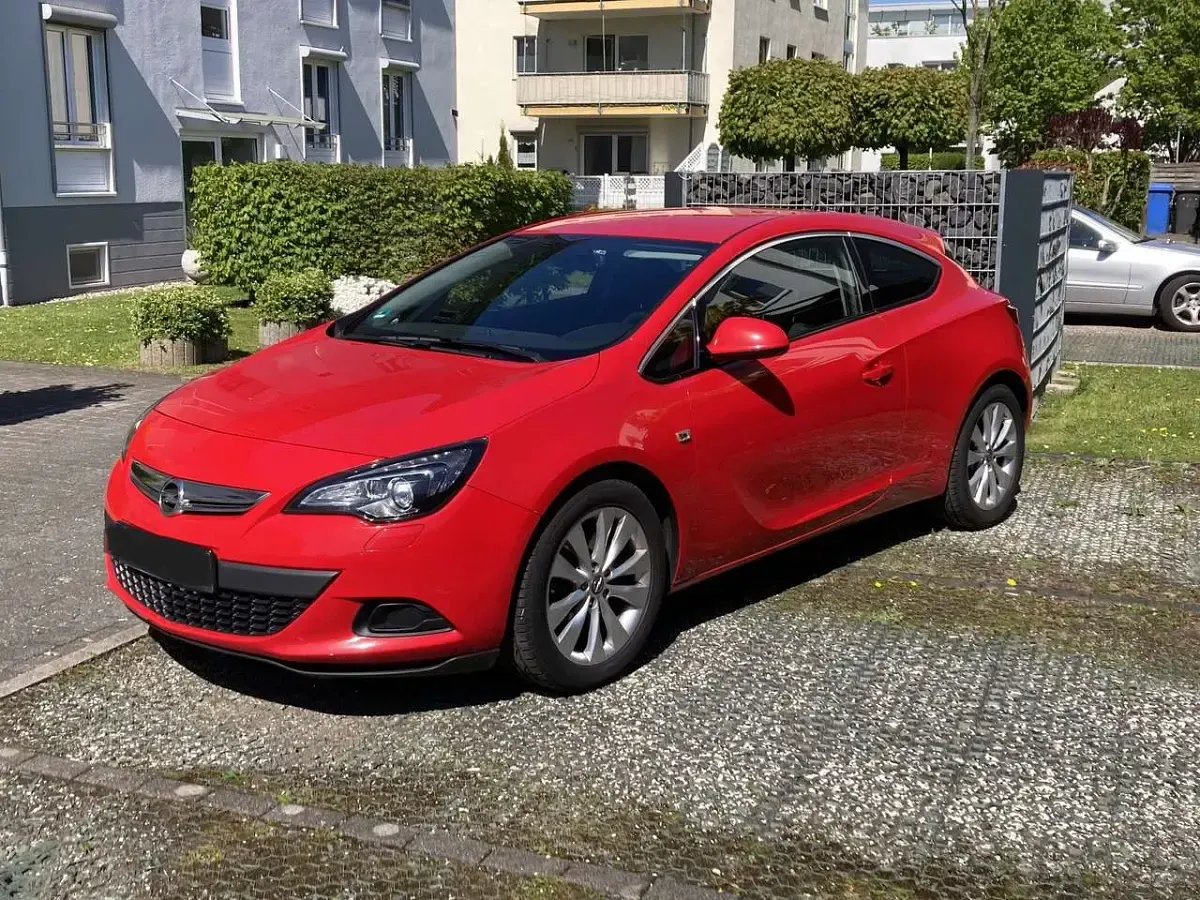 Gebraucht Opel Astra GTC Innovation 140 PS (102 kW) 2012 Rot Limousine