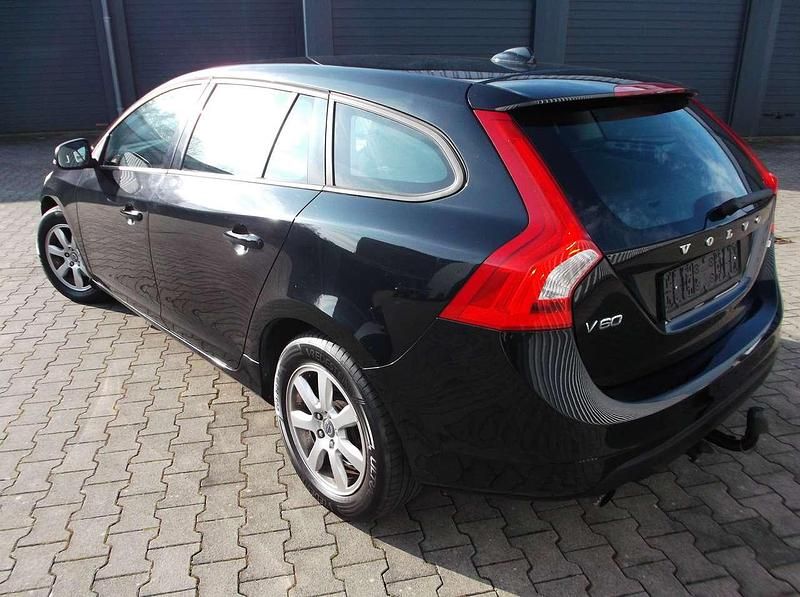 Gebraucht Volvo V60 Momentum 150 PS (110 kW) 2012 Schwarzmetallic. Kombi