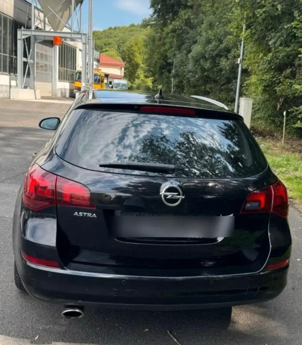 Usata Opel Astra 179 CV (131 kW) 2011 Nero Station wagon