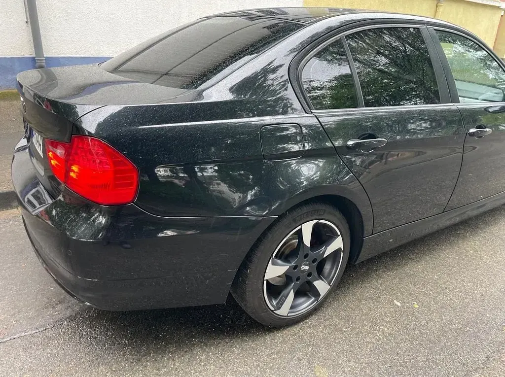 Gebraucht BMW 320 177 PS (130 kW) 2009 Schwarz Limousine