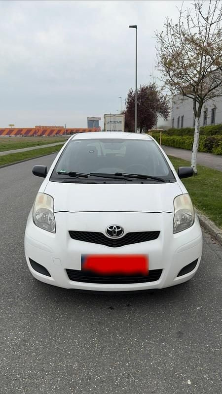 Gebraucht Toyota Yaris 69 PS (50 kW) 2010 Weiß Kleinwagen