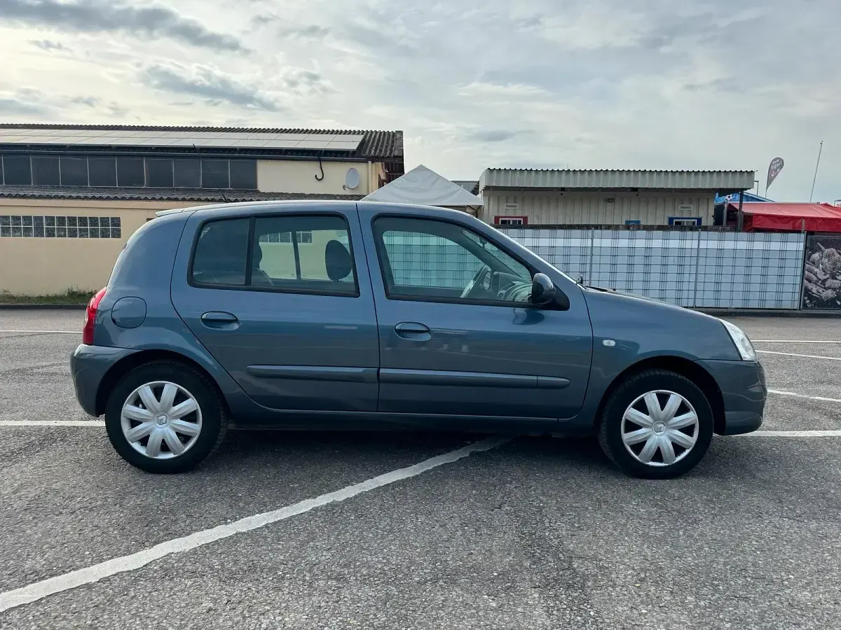 Gebraucht Renault Clio II 75 PS (55 kW) 2011 Grau Kleinwagen