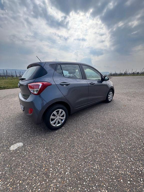 Gebraucht Hyundai i10 Trend 67 PS (49 kW) 2016 Grau Kleinwagen
