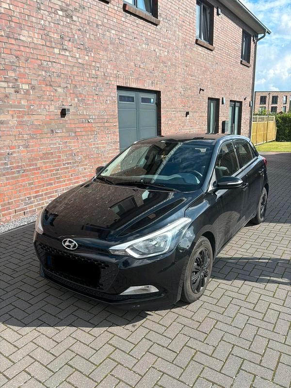 Schwarz Gebraucht 2016 Hyundai i20 Active Limousine | 6.600 € (Fairer Preis) - Bild 1/4