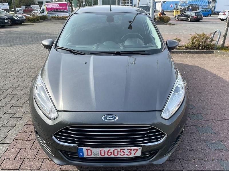 Gebraucht Ford Fiesta Titanium 101 PS (74 kW) 2015 Grau Limousine