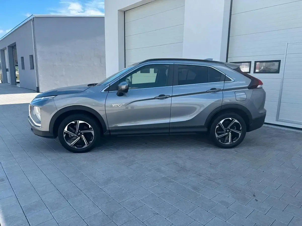 Gebraucht Mitsubishi Eclipse Cross Basis 188 PS (138 kW) 2021 Grau SUV