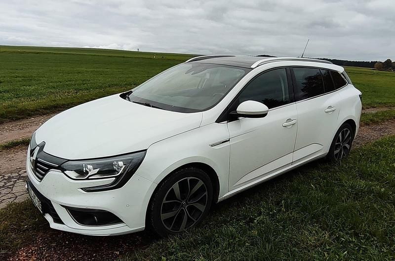Weiß Gebraucht 2019 Renault Mégane GrandTour Bose Edition Kombi | 9.990 € (Guter Preis) - Bild 1/4