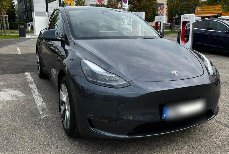 Grau Gebraucht 2022 Tesla Model Y Long Range SUV | 36.500 € (Fairer Preis) - Bild 1/4