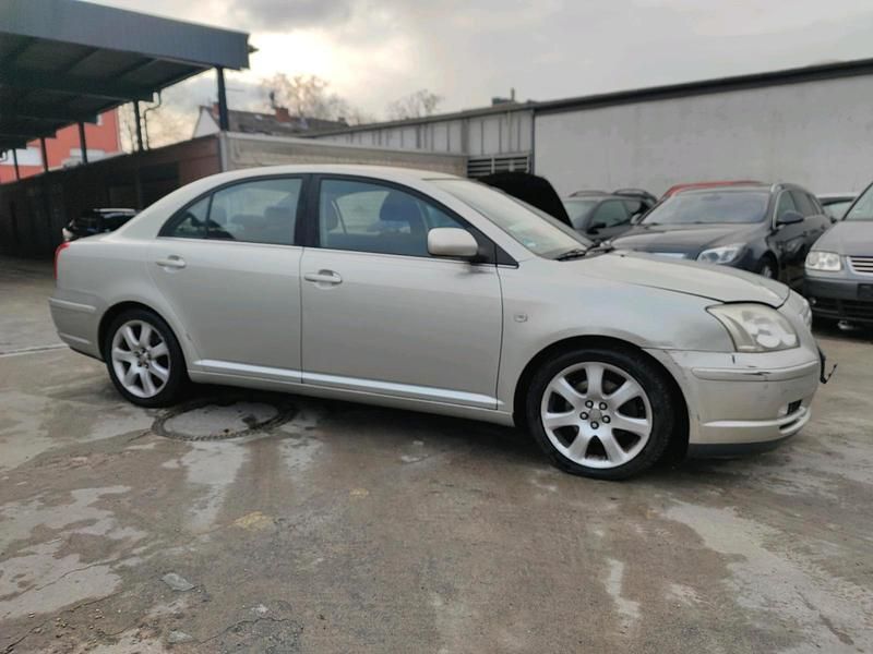 Gebraucht Toyota Avensis 147 PS (108 kW) 2004 Silber Limousine