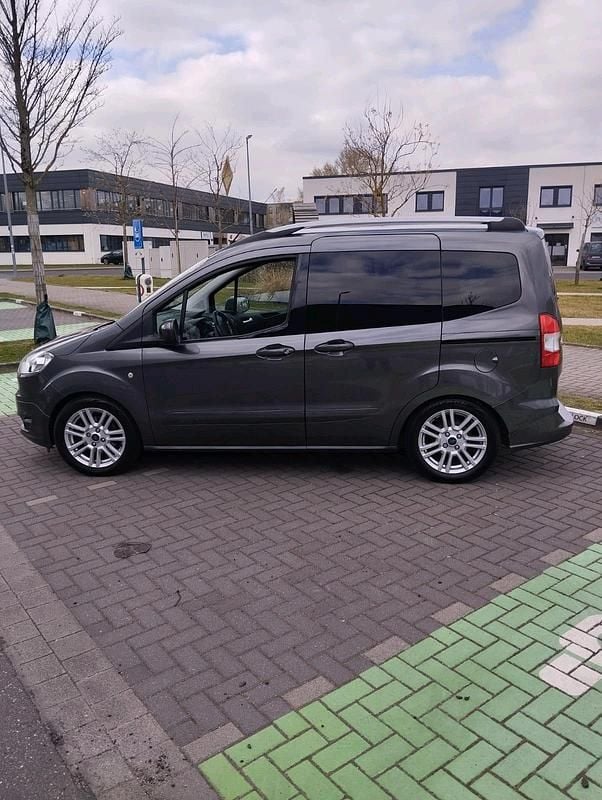 Gebraucht Ford Transit Titanium 95 PS (69 kW) 2015 Grau Kombi