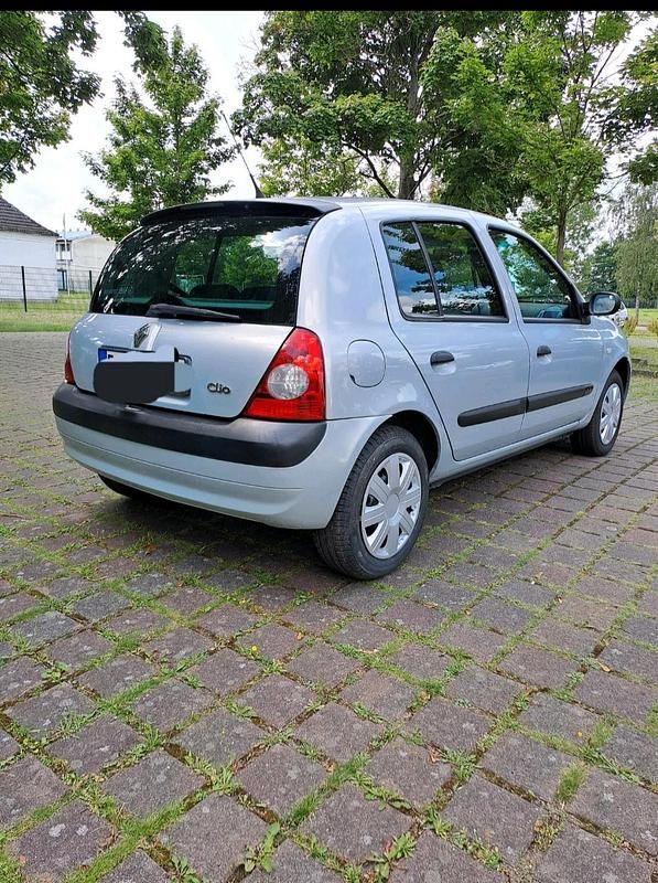 Gebraucht Renault Clio II 75 PS (55 kW) 2003 Silber Kleinwagen