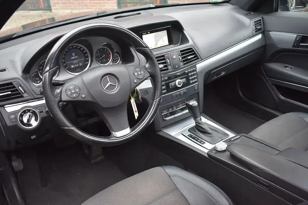 Gebraucht Mercedes E200 Elegance 184 PS (135 kW) 2010 Schwarz Coupé