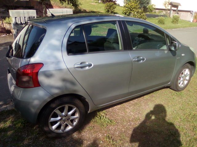 Gebraucht Toyota Yaris Sol 90 PS (66 kW) 2006 Silber Limousine
