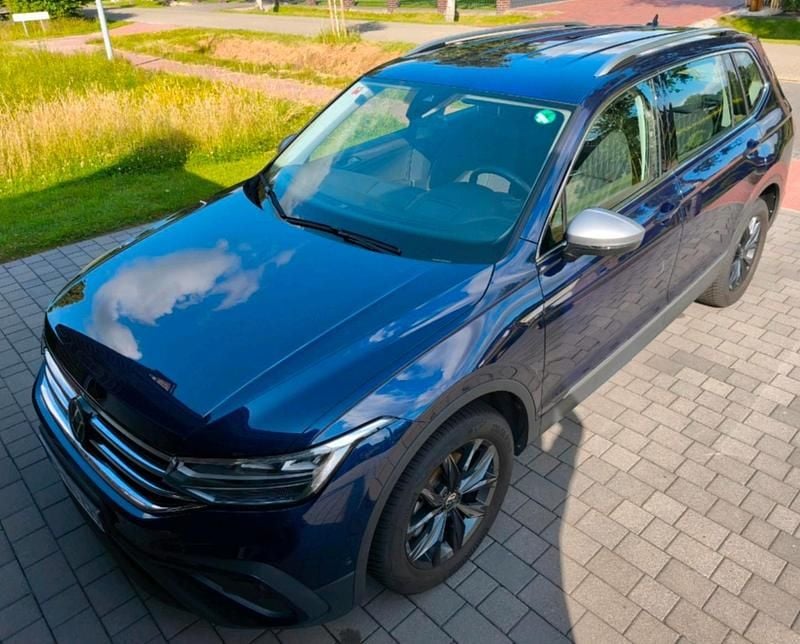 Blau Gebraucht 2024 VW Tiguan Allspace Life SUV | 32.900 € (Fairer Preis) - Bild 1/4