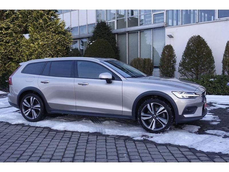 Gebraucht Volvo V60 CC Plus 197 PS (144 kW) 2023 Grau Kombi