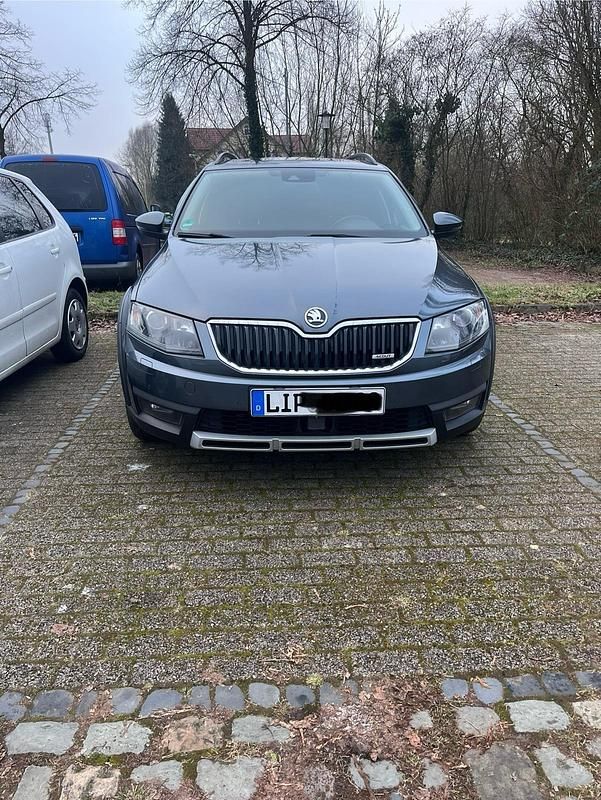 Grau Gebraucht 2014 Skoda Octavia Scout Kombi | 10.500 € - Bild 1/4