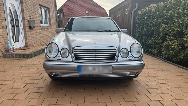 Usata Mercedes E240 Elegance 170 CV (125 kW) 1998 Argento Berlina
