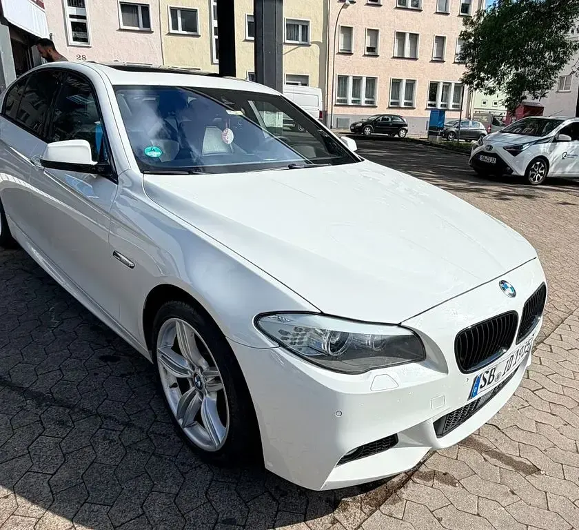 Gebraucht BMW 525 Sport Line 218 PS (160 kW) 2013 Weiß Limousine