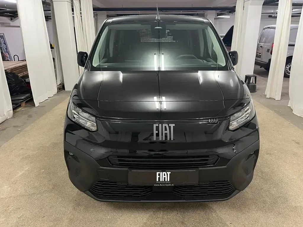 Neu Fiat Doblò 131 PS (96 kW) 2026 Schwarz Van / Kleinbus