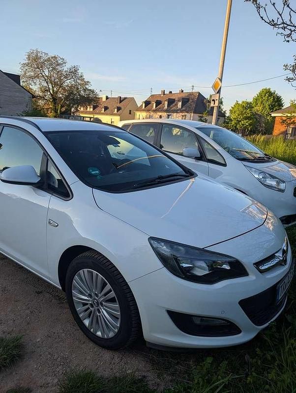 Weiß Gebraucht 2015 Opel Astra Kombi | 5.300 € (Guter Preis) - Bild 1/4