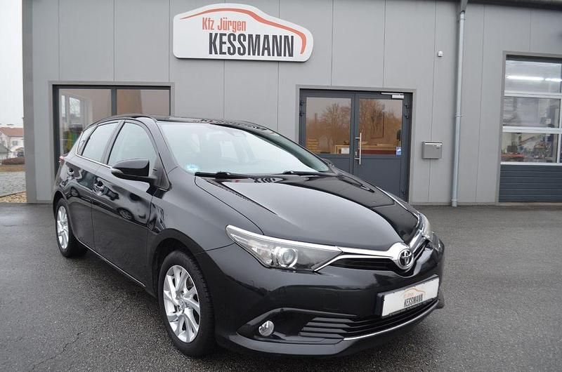 Schwarz Gebraucht 2018 Toyota Auris Comfort Limousine | 10.990 € (Fairer Preis) - Bild 1/4