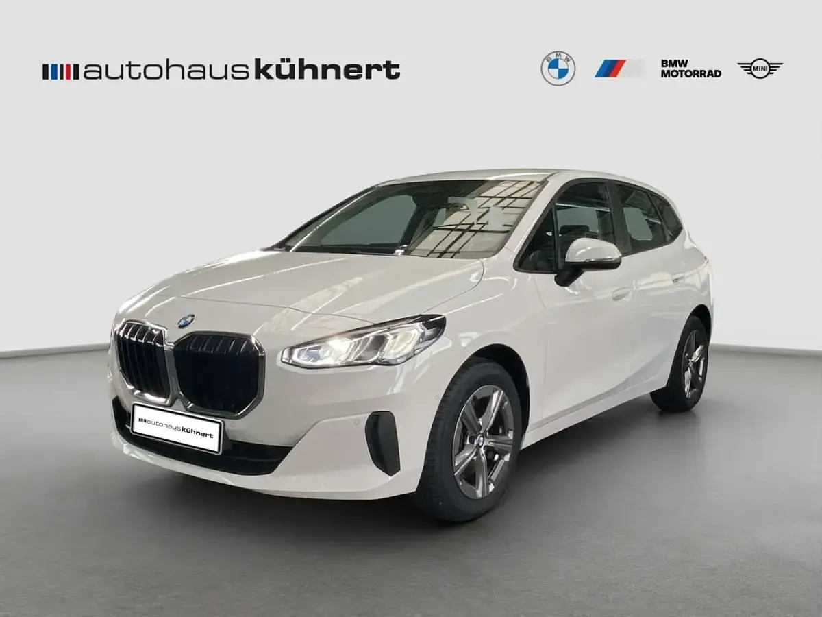 Gebraucht BMW 223 Active Tourer Sport Line 197 PS (144 kW) 2023 Weiß Van / Kleinbus