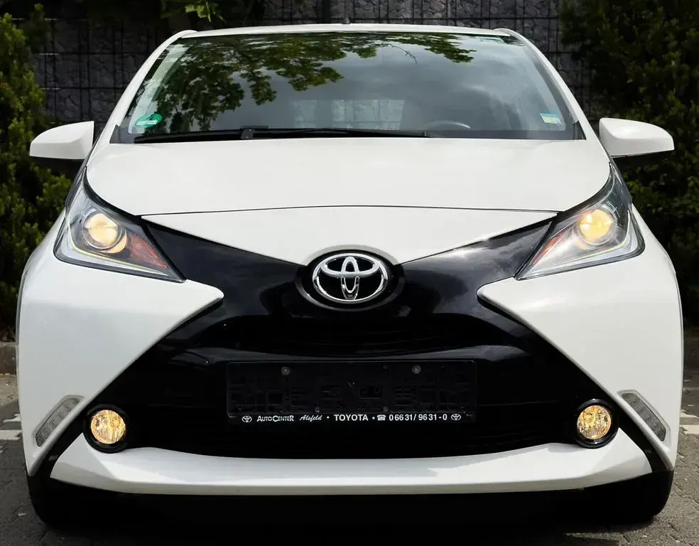 Używany Toyota Aygo 69 KM (50 kW) 2014 Biały Hatchback