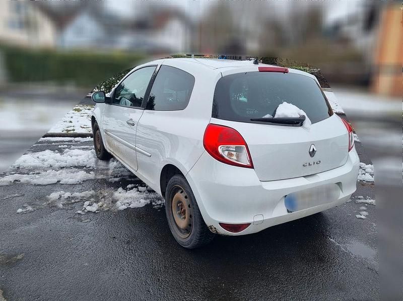 Używany Renault Clio II Dynamique 101 KM (74 kW) 2009 Biały Sedan/Limuzyna