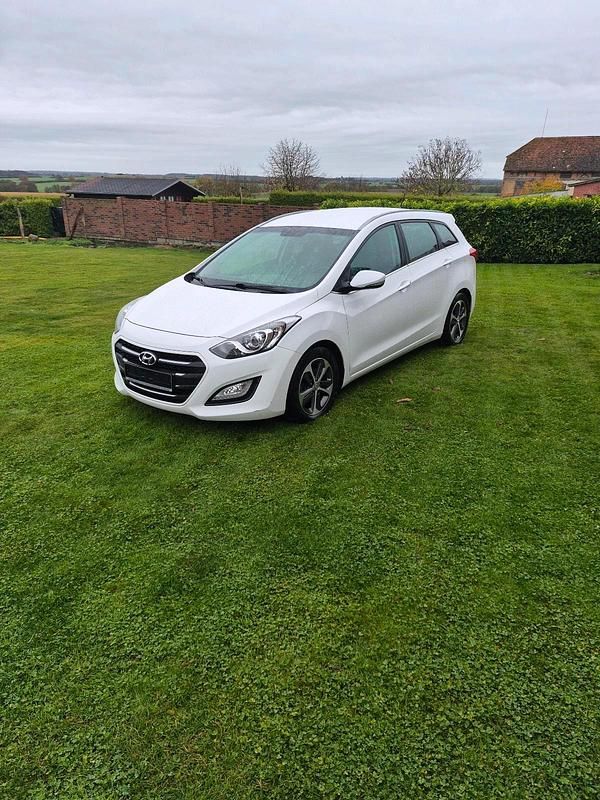 Weiß Gebraucht 2016 Hyundai i30 Limousine | 7.200 € (Guter Preis) - Bild 1/4