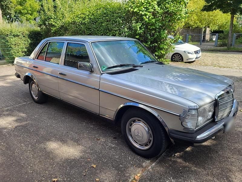 Gebraucht Mercedes 230 139 PS (102 kW) 1981 Silber Limousine